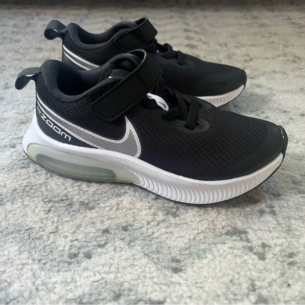 NWOT Nike Air Zoom Arcadia Boys Running Shoes Tennis Shoes Black White Sneakers - Picture 2 of 13